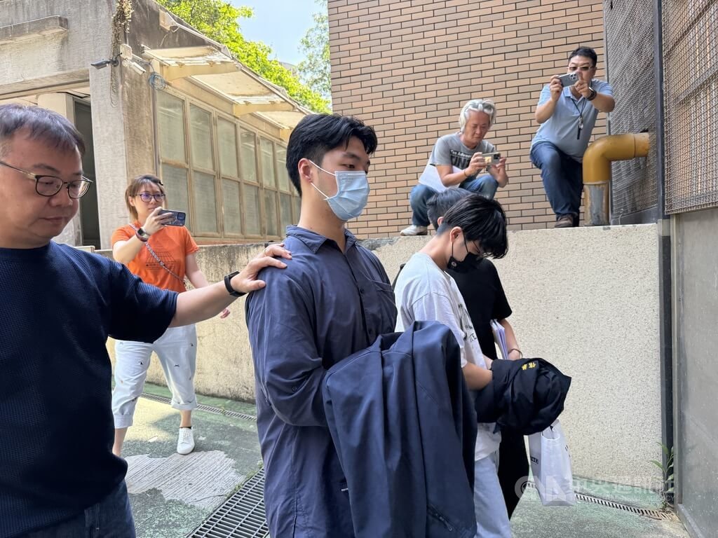 台北地檢署偵辦太子集團洗錢案，3月間起訴主嫌陳志等62人，檢方溯源追查，發現張姓知名律師涉嫌洗錢，2日指揮刑事局、台北市信義警分局兵分10路搜索，並拘提張姓律師（前左2）等6人，3日移送北檢複訊。中央社記者林長順攝　115年6月3日