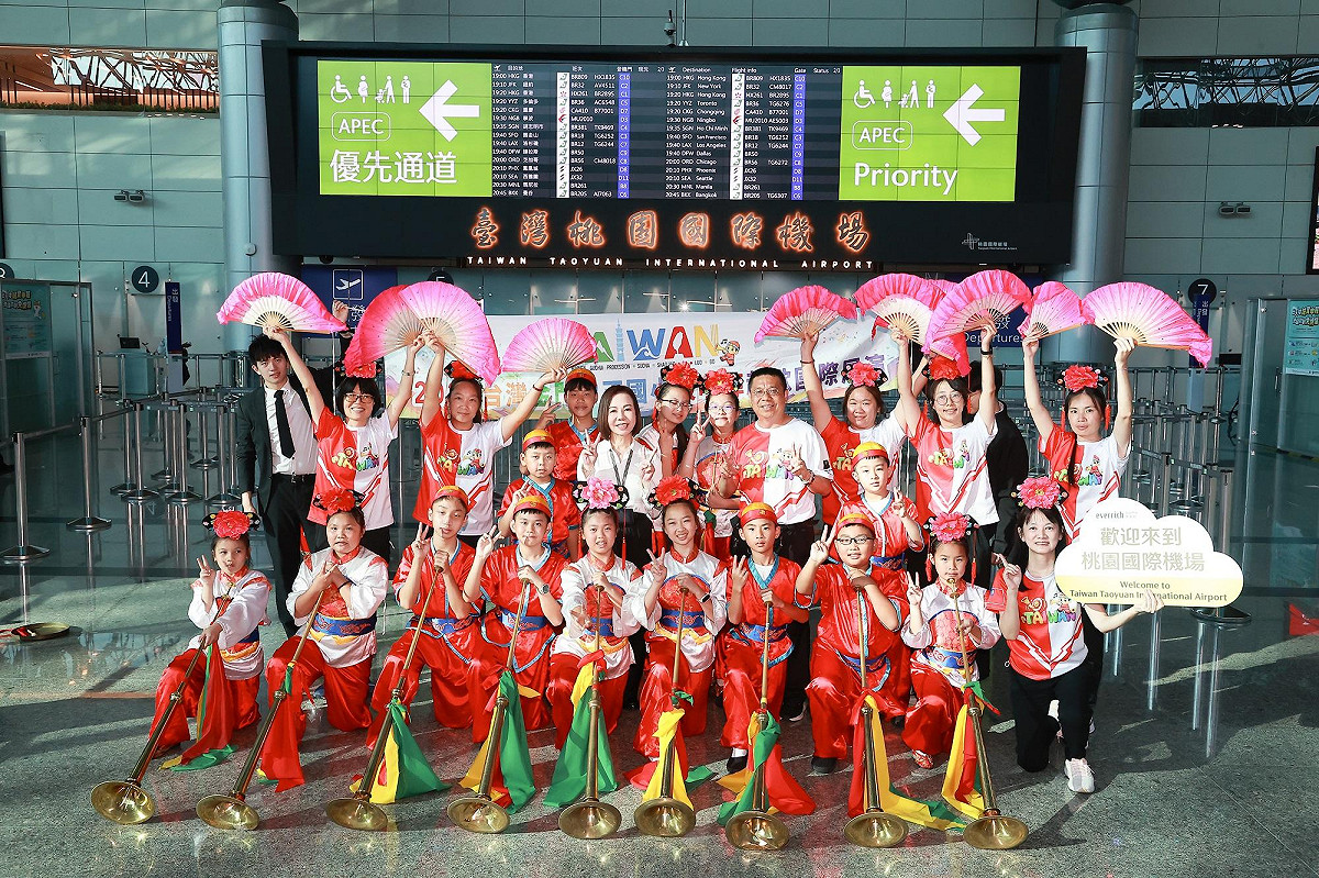 金門中正國小鼓吹隊受邀代表臺灣赴捷克參加「使館節」國際交流，期盼以傳統嗩吶與哨。 圖：財團法人昇恒昌基金會／提供
