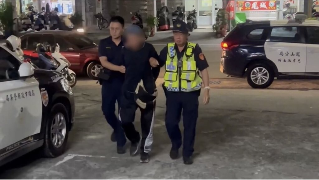 高雄鳳山一間水果攤日前被搶，蕭姓老闆娘收攤時，遭李姓男子從背後持玻璃瓶敲頭，搶走3萬多元。幸李男（中）逃跑時遭熱心民眾壓制，蕭女送醫無大礙。雄檢偵結依強盜罪起訴。（高雄鳳山警分局提供）中央社記者洪學廣傳真　115年6月3日