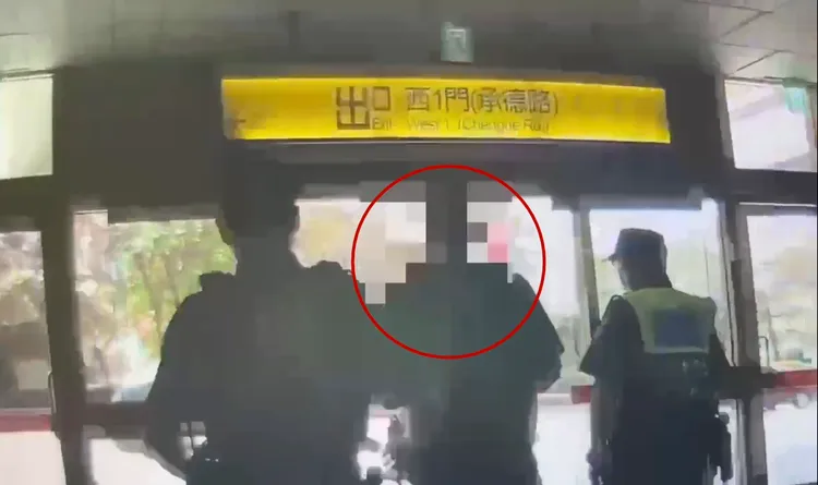男街友因領不到便當，動手毆打志工遭逮捕。 圖：翻攝畫面