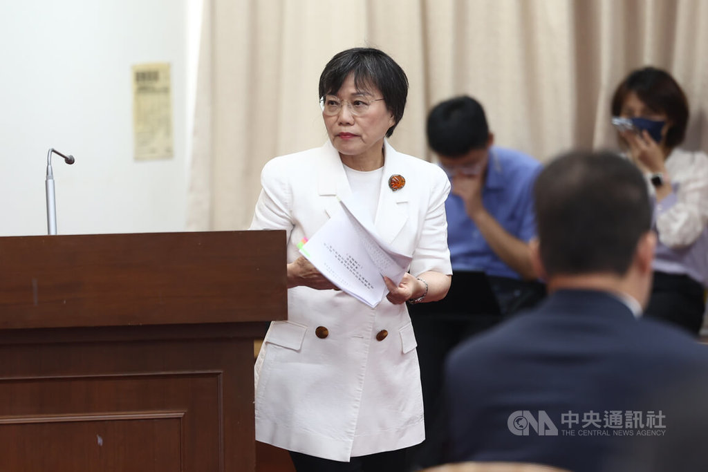 立法院內政委員會3日開會，邀請內政部、警政署、海巡署等單位，針對新興毒品氾濫導致毒駕案件飆升，如何強化執法量能及防制策略進行專題報告，部長劉世芳（中）說明政府因應作為。中央社記者王騰毅攝  115年6月3日