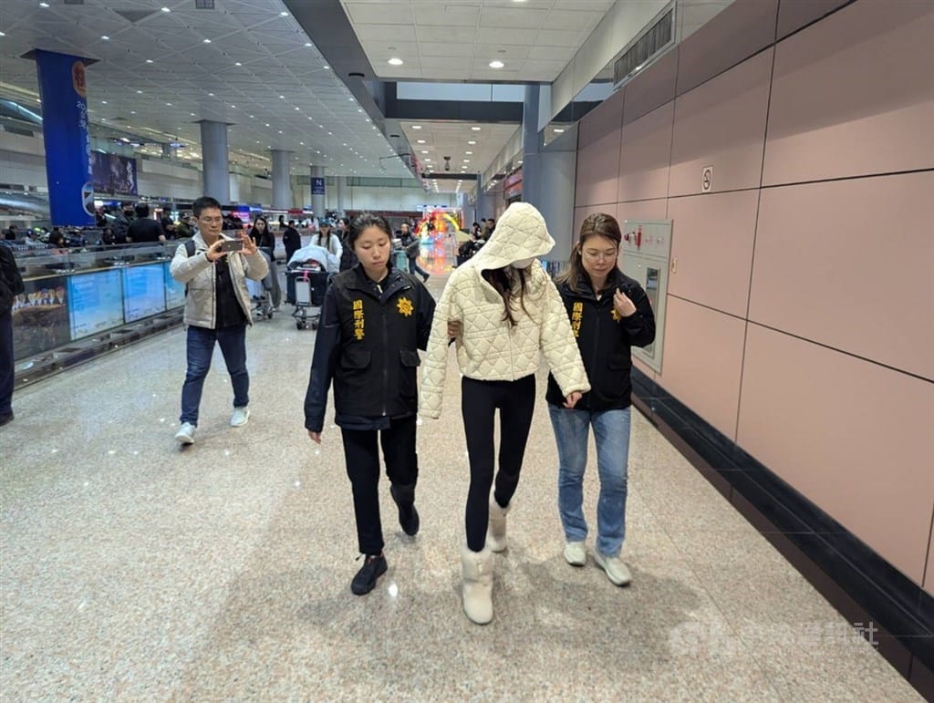 詐團幹部廖姓女子（前中）長期滯留海外，以感情詐騙3名美籍被害人新台幣1.7億餘元，廖女民國114年1月間返台時落網。（翻攝照片）中央社記者黃麗芸傳真