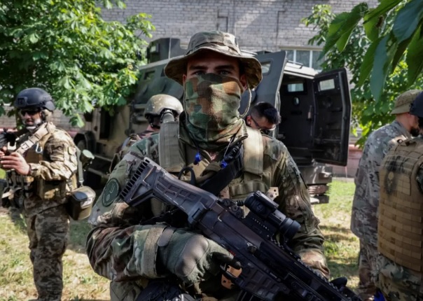 為了解決前線兵源不足的問題，烏軍近年積極加強了對外國雇傭兵的招募規模。但有專家分析指出，在烏軍外國傭兵部隊中，有超過 4 成的士兵來自哥倫比亞，但他們被迫面臨最嚴峻的戰場，獲得的酬勞也相對有限，呼籲計畫赴烏參戰的民眾仔細考慮會不會「有命賺、沒命花」。 圖：翻攝自 騰訊網 石宏主編
