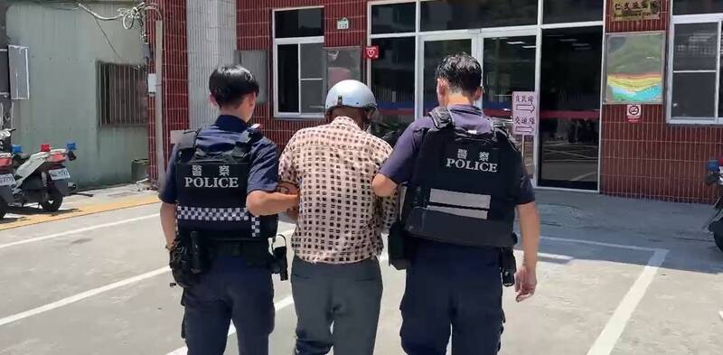 高雄市仁武街頭發生砍人事件，王姓老翁遭逮捕聲稱認錯人。 圖：翻攝畫面