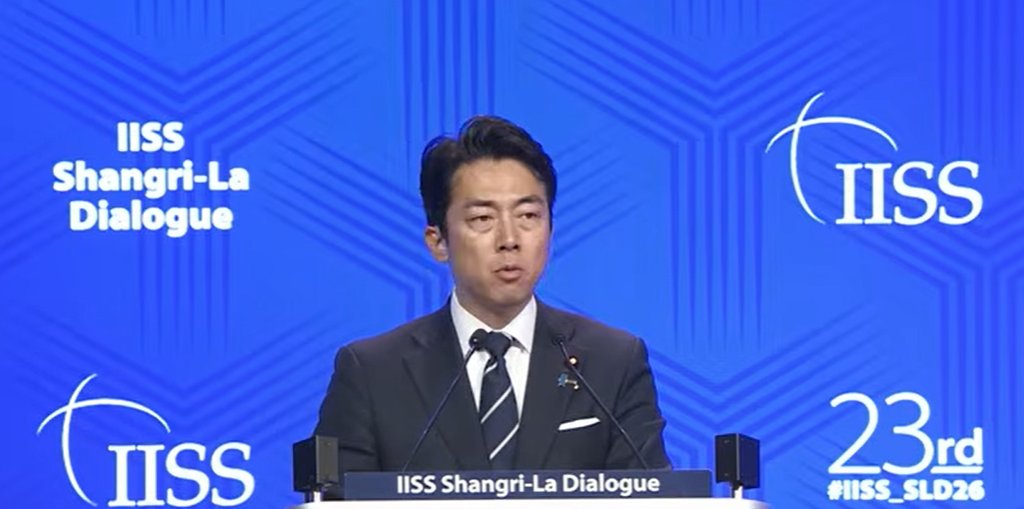面對中國代表團指責日本走向「新軍國主義」，日本防衛大臣小泉進次郎強硬反擊，質疑中國擁有大量核武器與戰略轟炸機，卻將沒有這兩項武器的日本貼上軍國主義標籤，「難道不奇怪嗎？」 圖:翻攝自X