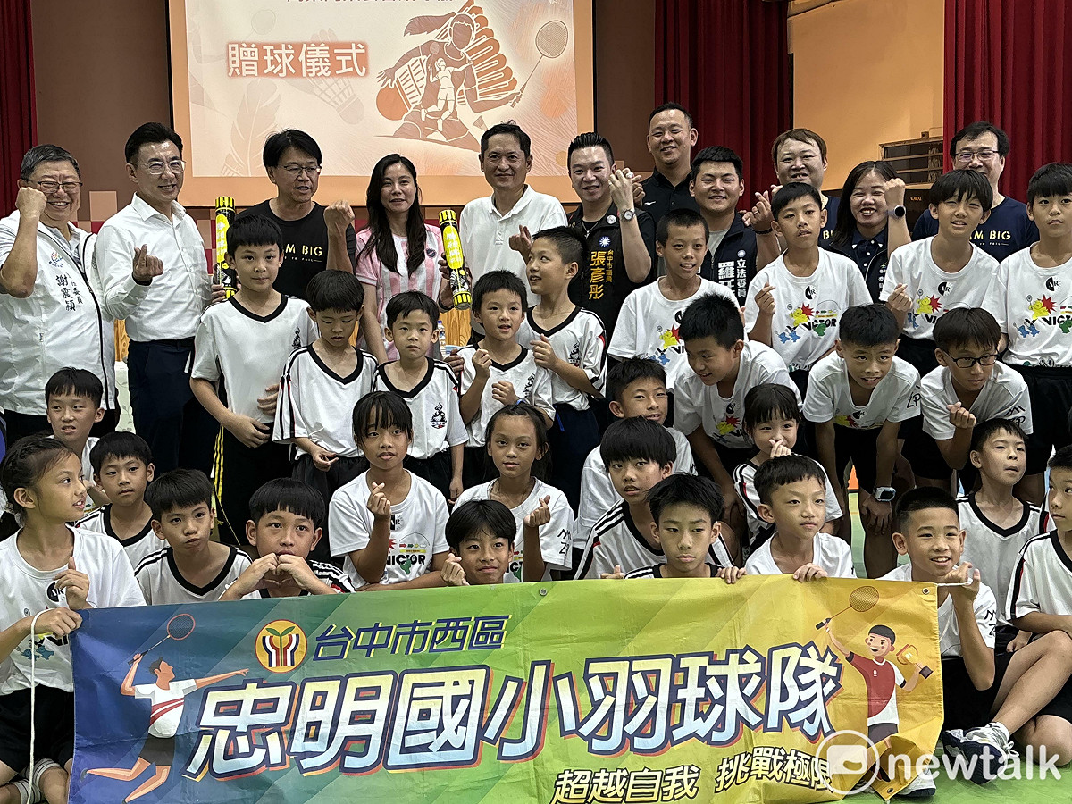 江啟臣帶來民間資源挹注忠明國小羽球隊珍貴的羽毛球。 圖：唐復年/攝