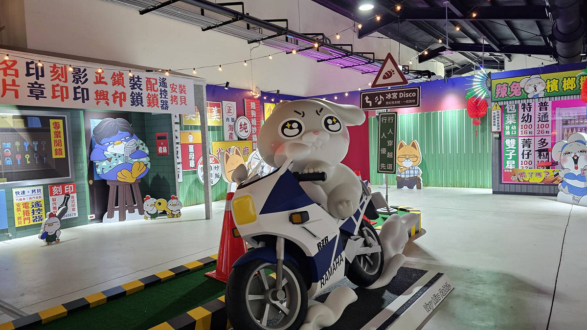 特展設計核心是一座80、90年代台灣的「時光機」，共有六大主題展區。 圖：孫家銘攝