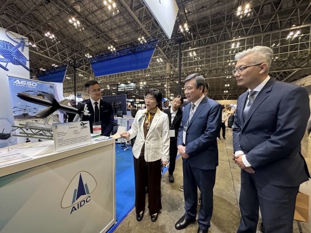 正在千葉幕張展覽館舉行的日本國際無人機展（Japan Drone 2026），台灣集結28家無人機與航太供應鏈廠商參展，展現台灣無人機產業實力。駐日代表李逸洋（右2）3日出席開幕活動，與經濟部產業發展署副署長鄒宇新（右1）、漢翔航空工業總經理莊秀美（右3）共同參觀展區。 圖：中央社（駐日代表處提供）