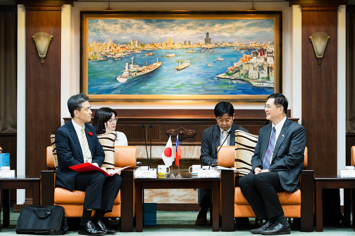 山形縣副知事高橋徹(左一)與高雄市副市長羅達生(右一)進行會晤。 圖：高雄市行國處/提供
