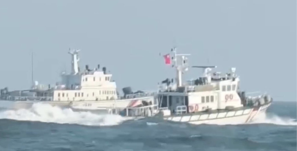 4艘中國海警船3日侵擾金門限制水域，海巡巡防艇併航監控，全程緊盯蒐證，透過中、英文無線電廣播要求其轉向航離。 圖：海巡署金馬澎分署提供