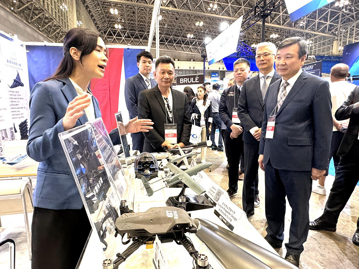 日本國際無人機展（Japan Drone 2026）於千葉幕張展覽館登場，駐日代表李逸洋（右1）3日出席台灣館開幕活動並參觀展區。 圖：駐日代表處提供