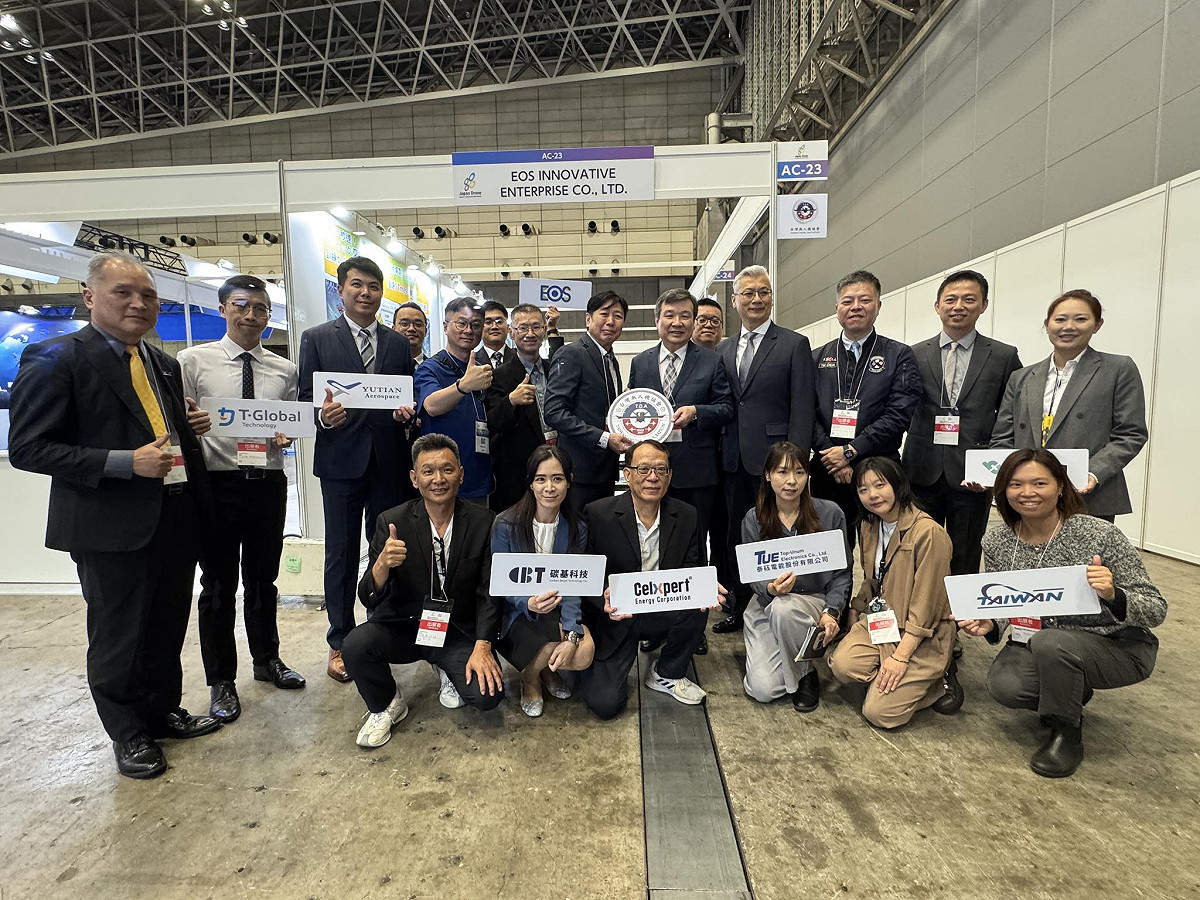 日本國際無人機展（Japan Drone 2026）於千葉幕張展覽館登場，駐日代表李逸洋（右1）3日出席台灣館開幕活動並參觀展區。李逸洋與臺灣無人機協會理事長張畯皓（第2排中央）共持協會宣傳板。 圖：駐日代表處提供