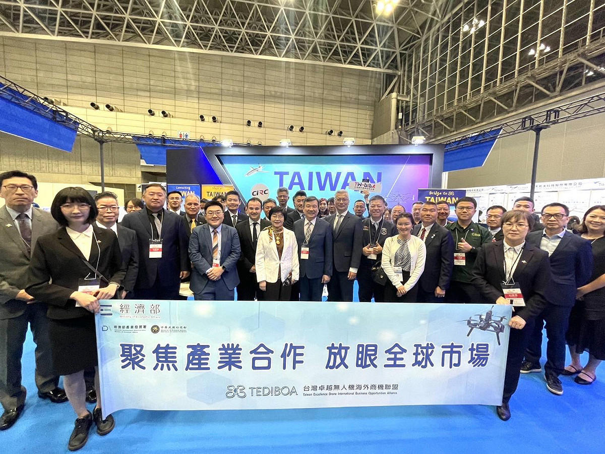 日本國際無人機展（Japan Drone 2026）3日在千葉縣幕張展覽館登場，駐日代表李逸洋受邀出席「台灣館」開幕活動。 圖：駐日代表處提供