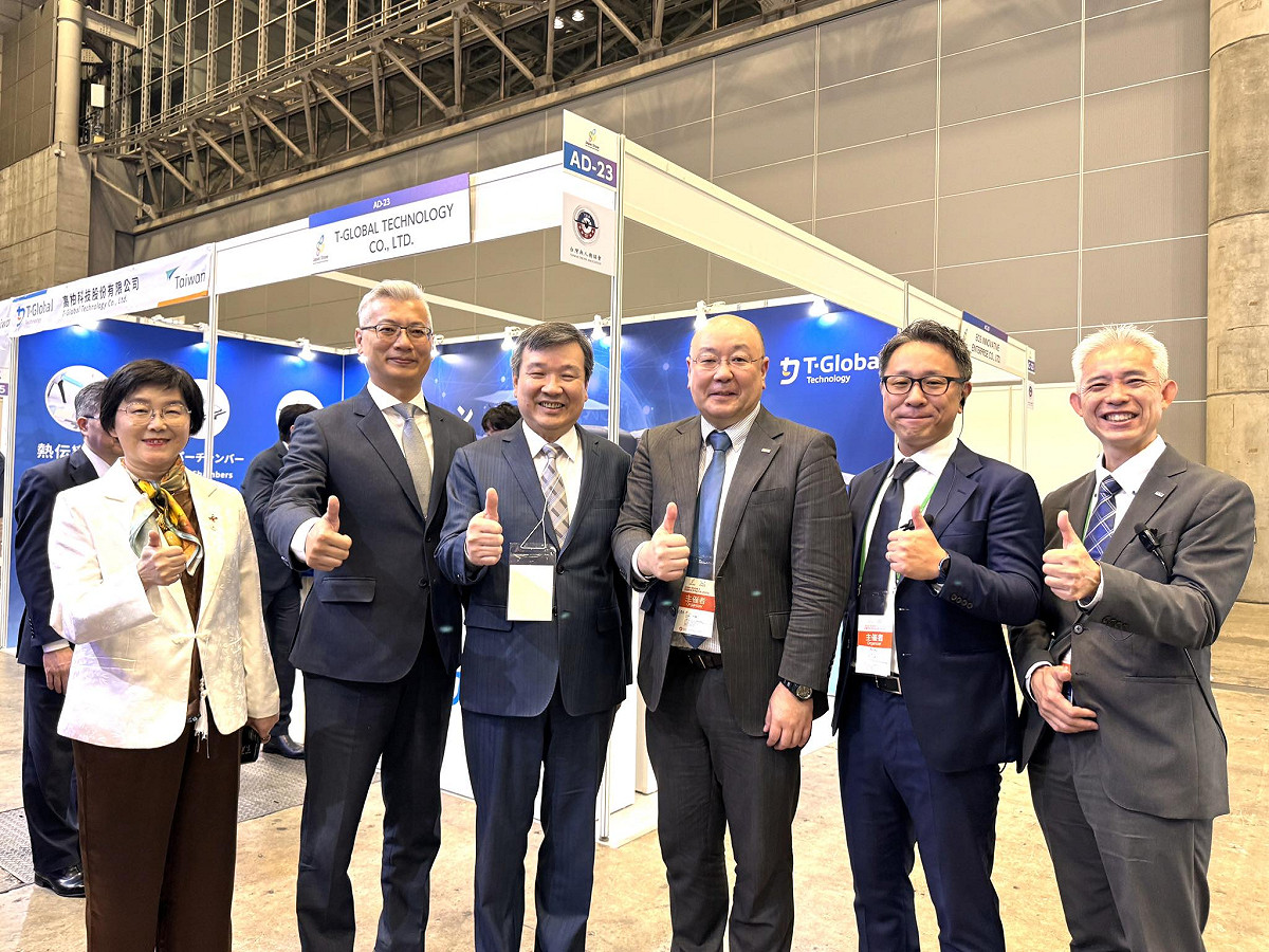 日本國際無人機展（Japan Drone 2026）3日在千葉縣幕張展覽館登場，駐日代表李逸洋受邀出席「台灣館」開幕活動。（左起：漢翔總經理莊秀美、經濟部產發署副署長鄒宇新、駐日代表李逸洋、日本無人機產業振興協會（JUIDA） 理事久保大輔、事務局長代理熊田雅之、國際部長多田哲太郎） 圖：駐日代表處提供