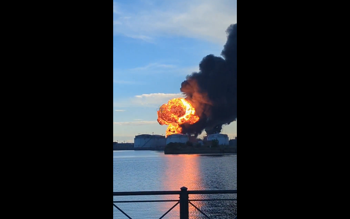 烏克蘭遠程FP-1攻擊無人機飛越聖彼得堡上空，直撲當地油料終端設施。 圖:翻攝自X影片