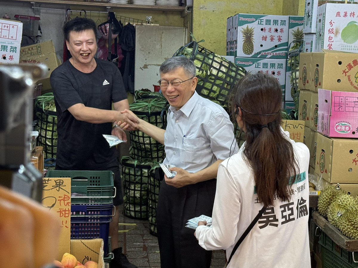民眾黨創黨主席柯文哲今天陪同黨籍新北市議員參選人吳亞倫赴三峽市場掃街拜票。 圖：周煊惠 / 攝
