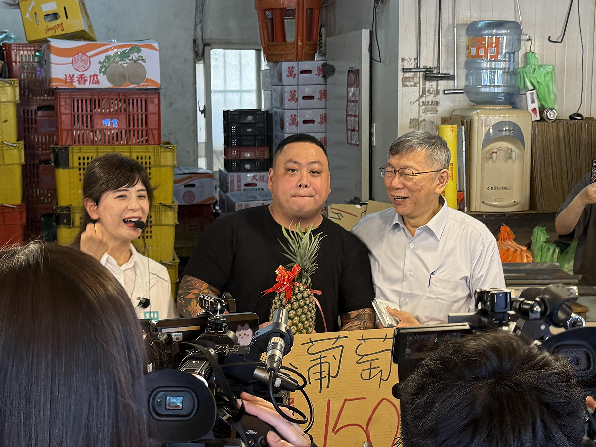 民眾黨創黨主席柯文哲今天陪同黨籍新北市議員參選人吳亞倫赴三峽市場掃街拜票。 圖：周煊惠 / 攝