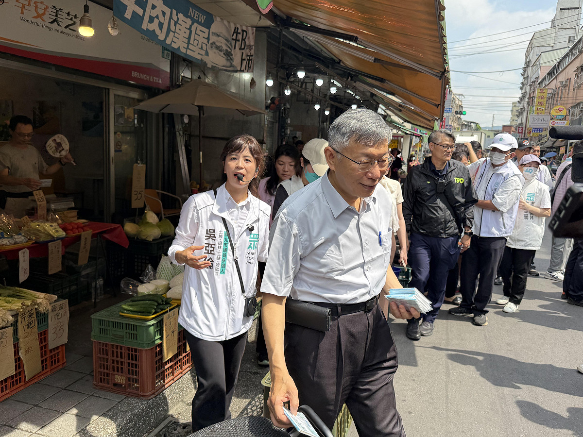 民眾黨創黨主席柯文哲今天陪同黨籍新北市議員參選人吳亞倫赴三峽市場掃街拜票。 圖：周煊惠 / 攝
