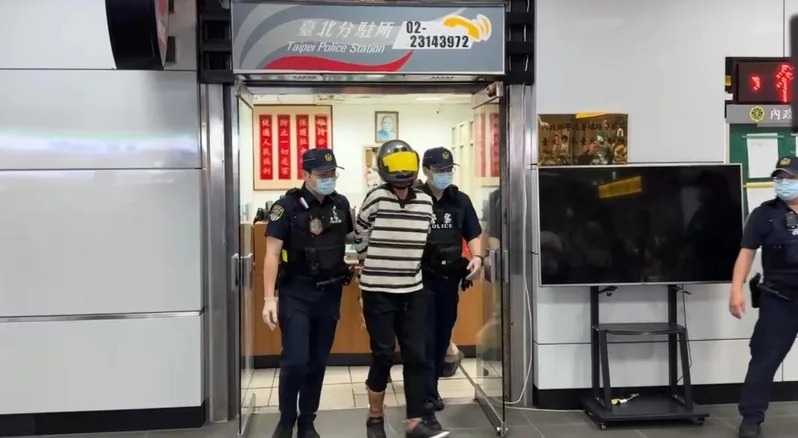 李男在台北車站大廳隨機毆打菲律賓籍3歲女童，檢方起訴並建請從重量刑。 圖：翻攝畫面