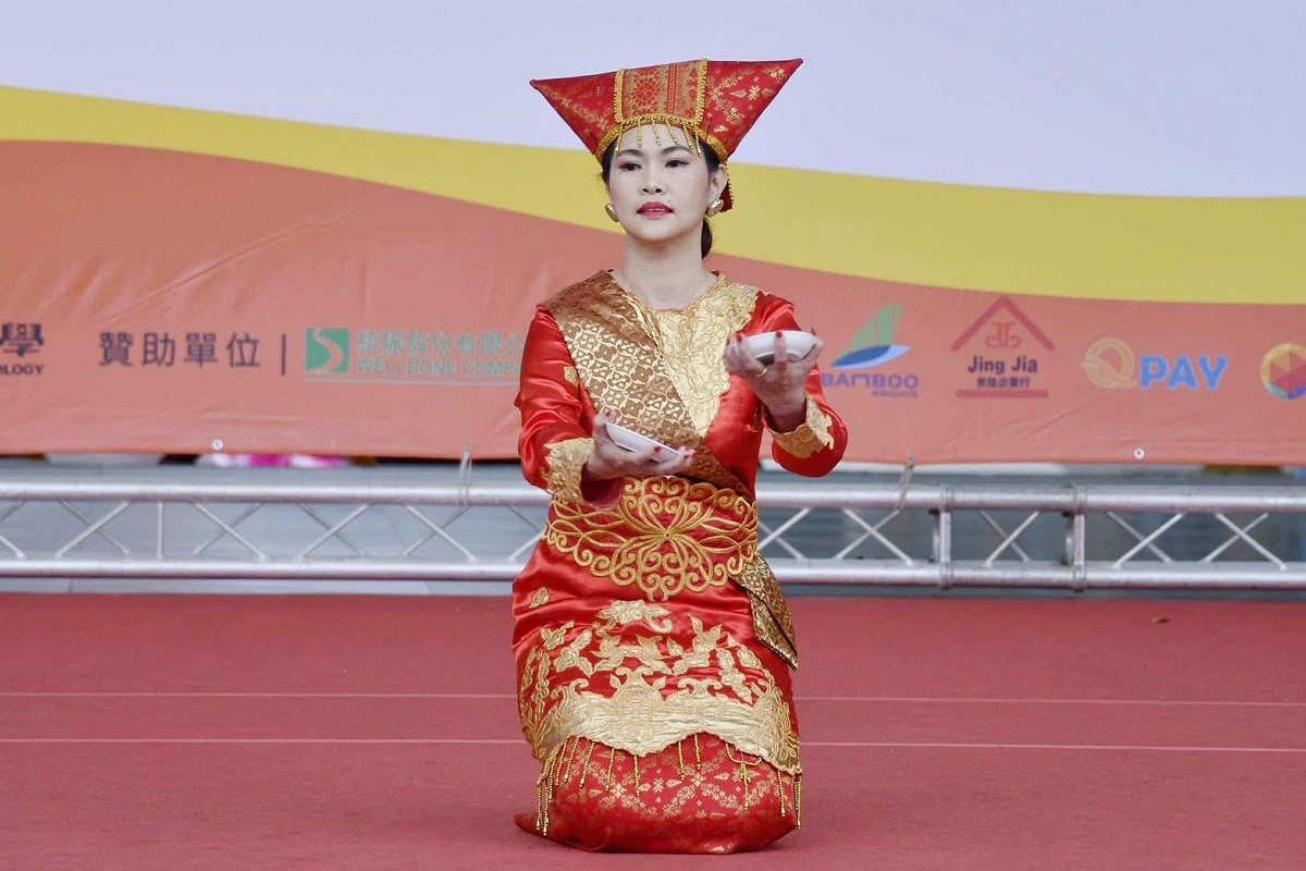 曹寒妮表演盤子舞，展現曼妙及高難度舞姿。 圖：曹寒妮提供