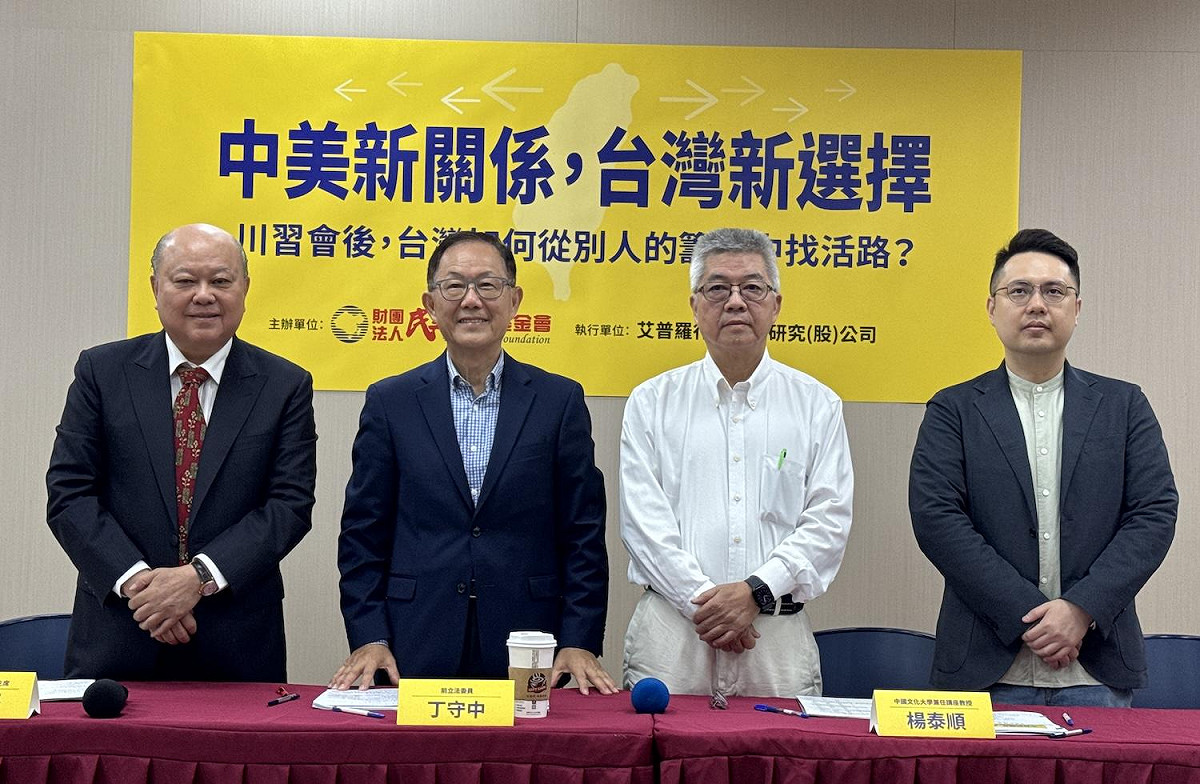 民主文教基金會今日舉行民調記者會，出席者包括基金會研究員張鈞凱、文化大學兼任講座教授楊泰順、前國民黨立委丁守中、前新黨立委李勝峯等人(由右至左)。 圖：林朝億/攝