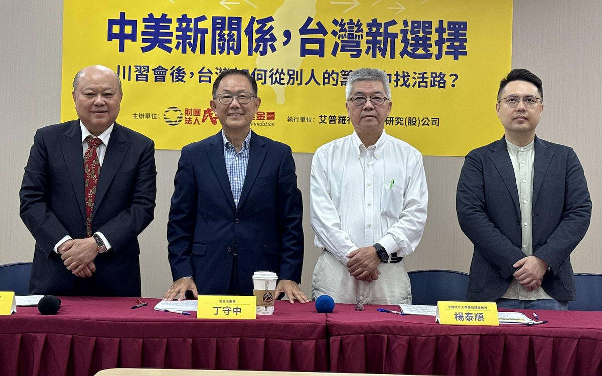 民主文教基金會今日舉行民調記者會，出席者包括基金會研究員張鈞凱、文化大學兼任講座教授楊泰順、前國民黨立委丁守中、前新黨立委李勝峯等人。（由右至左） 圖：林朝億/攝（資料照）