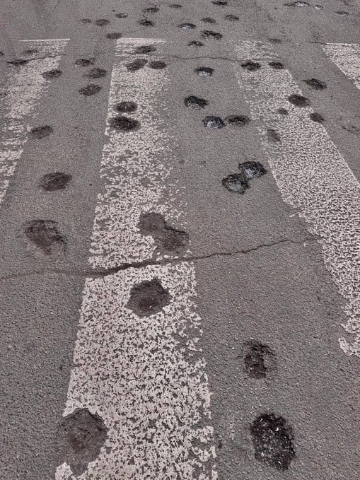 俄軍也使用集束彈藥打擊烏克蘭第聶伯羅前線的城市，導致包含 1 名孩童在內的 9 人死亡。 圖：翻攝自 @NOELreports X 帳號