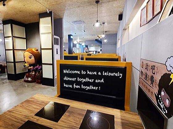 台中知名連鎖火鍋店負責人夫妻檔，疑因投資失利，捲款上億元出國。 圖：翻攝自店家粉專