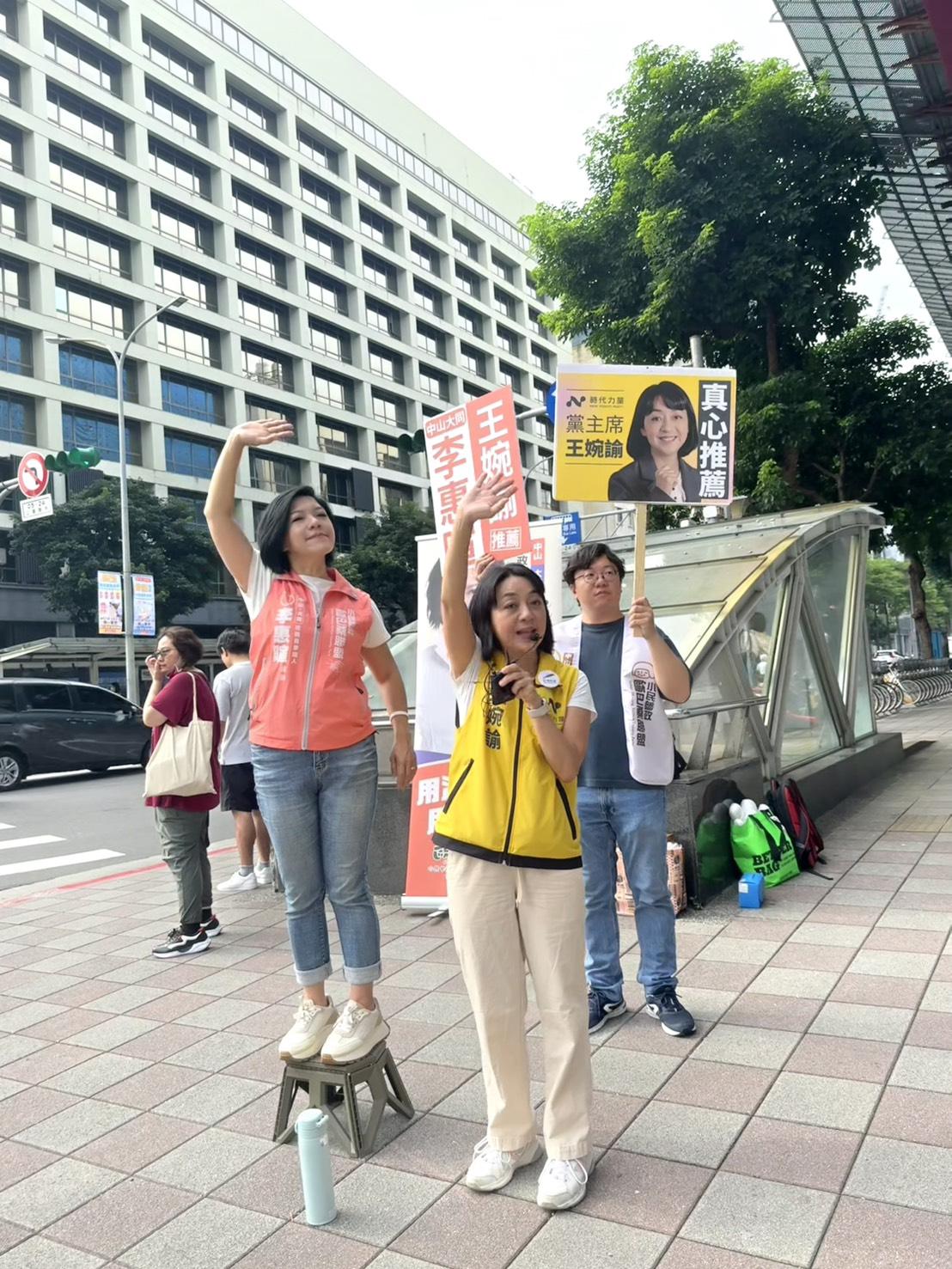 時代力量黨主席王婉諭4日與小民參政歐巴桑聯盟台北市中山大同區議員參選人李惠暄一同現身台北街頭拜票。 圖：李惠暄辦公室 提供
