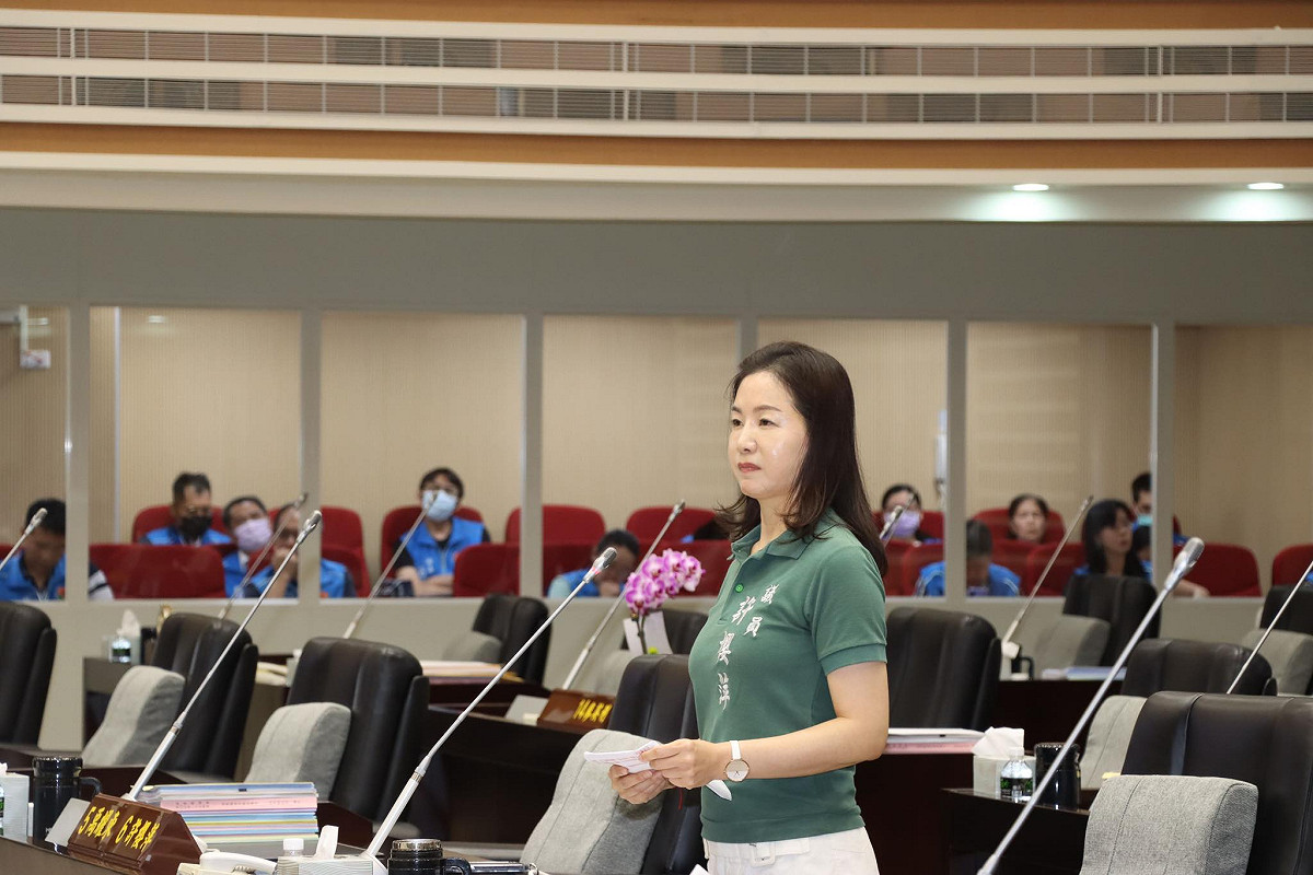 苗栗縣議會今天進行總質詢，民進黨苗栗縣議員許櫻萍關切少子化問題，向苗栗縣長鍾東錦提出質詢。