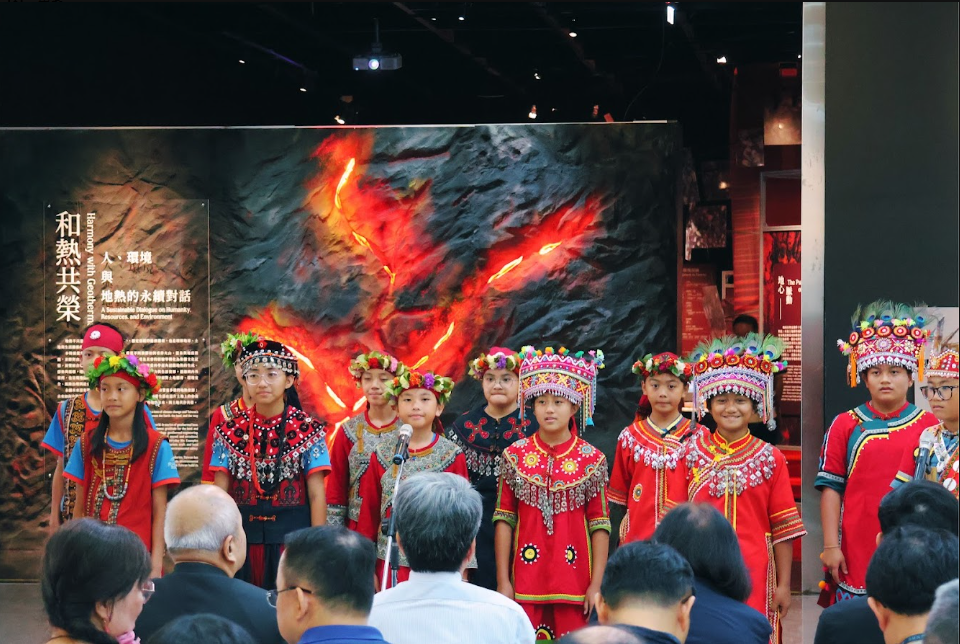 開幕式邀請屏東縣牡丹國小「古謠合唱團」，以歌聲串聯地熱文化與土地記憶。 圖：國立自然科學博物館／提供