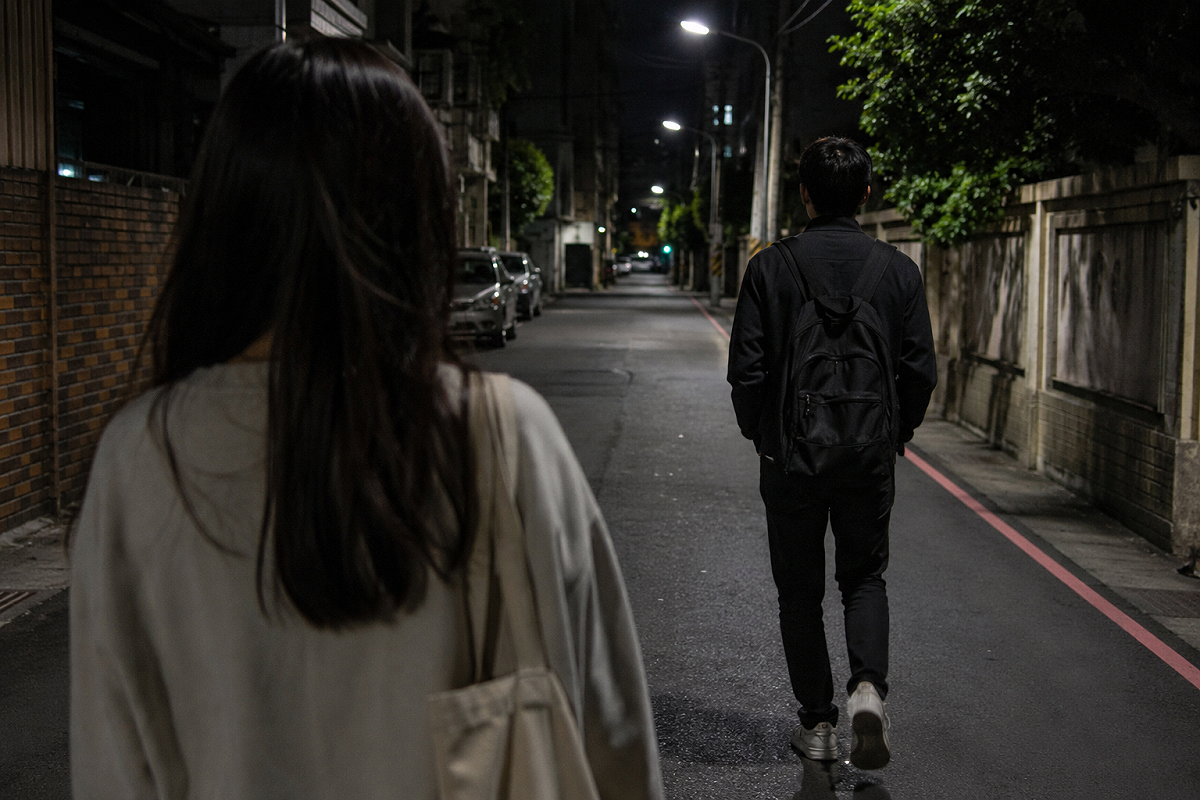 李姓男子遭陌生女子跟蹤，PO網後引起熱議。 圖：Gemini AI生成 / 張瀞文製