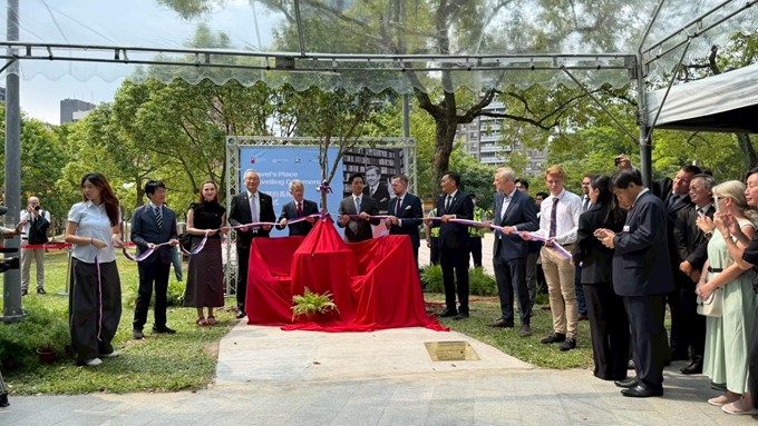 「哈維爾的長椅」正式永久陳設於大安森林公園長官與貴賓（左起）國立政治大學 斯拉夫語文學系 學生代表台北市工務局局長 黃一平捷克中心臺北主任 馬凱棠 Markéta Lipold Záhumenská外交部政務次長 吳志中捷克國會議長 韋德齊 Miloš Vystrčil臺北市長 蔣萬安捷克經濟文化辦事處代表 史坦格 David Steinke臺北市政府副秘書長 俞振華哈維爾圖書館代表 托波爾 Mr. Jáchym Topol捷克學生代表Cristof 圖: 主辦單位/提供