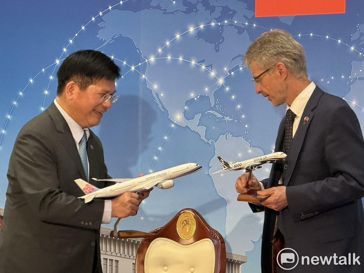 外交部長林佳龍與捷克參議院議長韋德齊（Miloš Vystrčil）都提到台捷直航天天飛。 圖：高逸帆／攝
