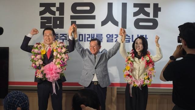 國民力量黨候選人李東碩(左)終以僅 124 票的微弱差距，擊敗共同民主黨候選人孟正燮，成功當選。 圖:翻攝自X帳號@hyunbinseo97