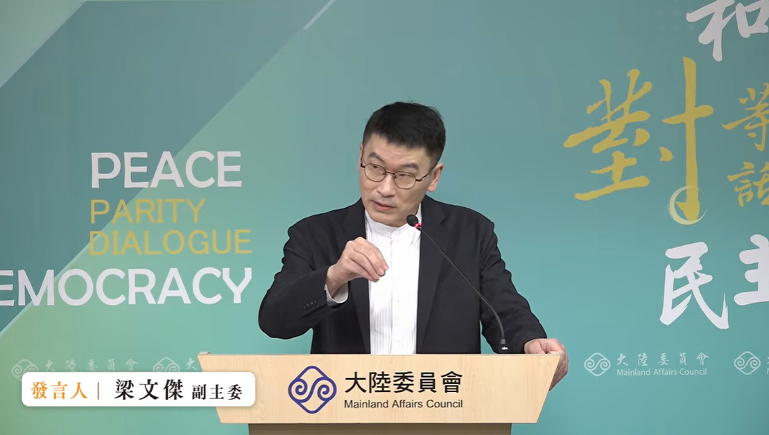 大陸委員會副主委暨發言人梁文傑今（4）日下午在例行記者會回應，鄭麗文自稱沒有鄭習會就只是陽春國民黨主席，應該是認為自己的權力基礎不夠，必須靠習近平加持。 圖：擷自直播畫面
