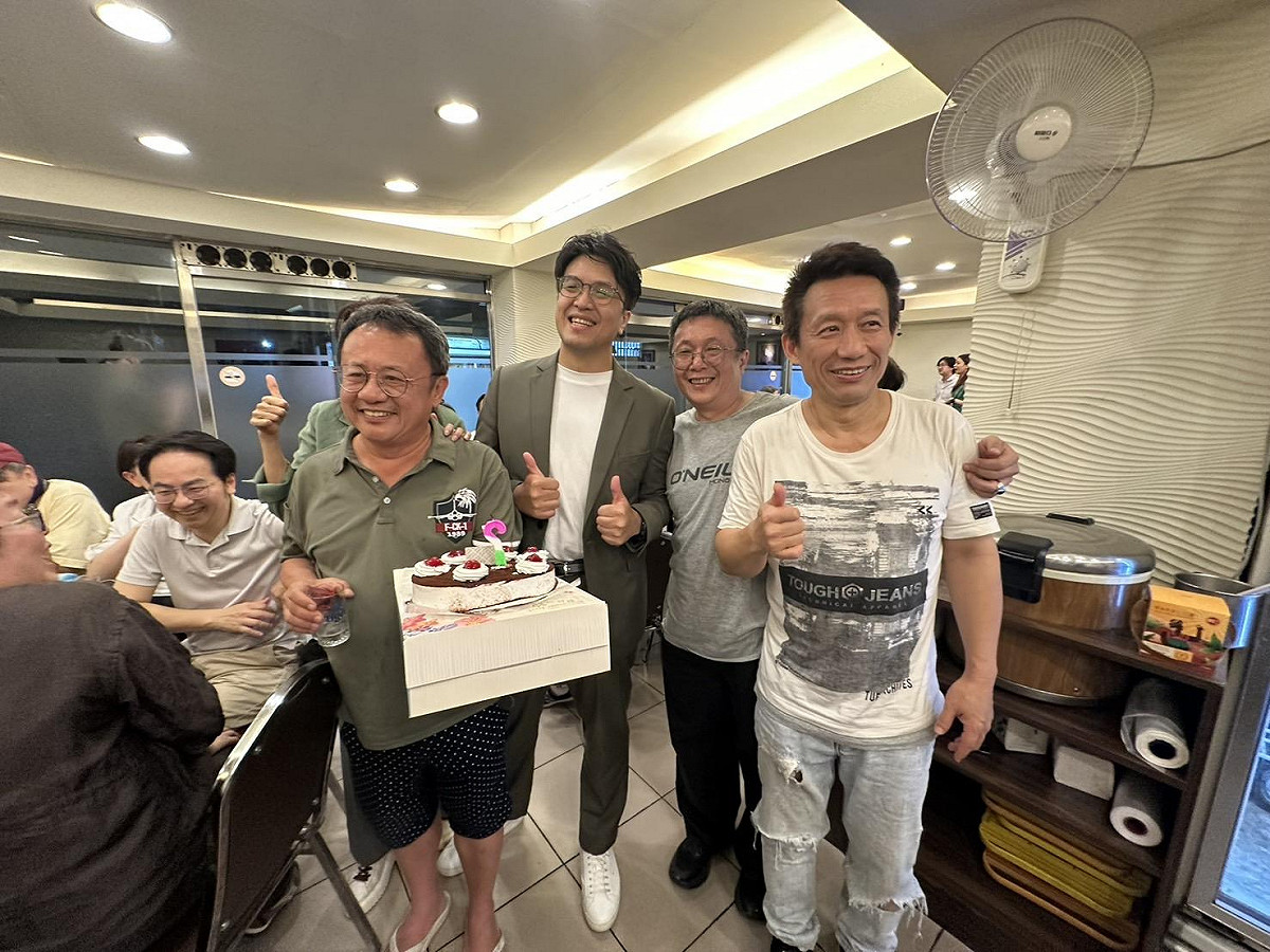 賴坤成生日，與會沈伯洋和郭子乾送上祝福。 圖：朱蒲青拍攝
