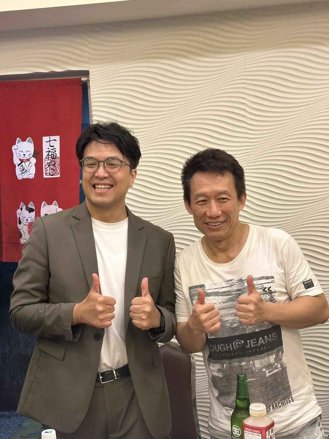 民進黨台北市長提名人沈伯洋與知名主持人郭子乾應邀出席餐敘，席間郭子乾模仿總統賴清德與前行政院長蘇貞昌，替沈伯洋「站台助講」，惟妙惟肖的神情與語調讓現場笑聲不斷。 圖：朱蒲青拍攝