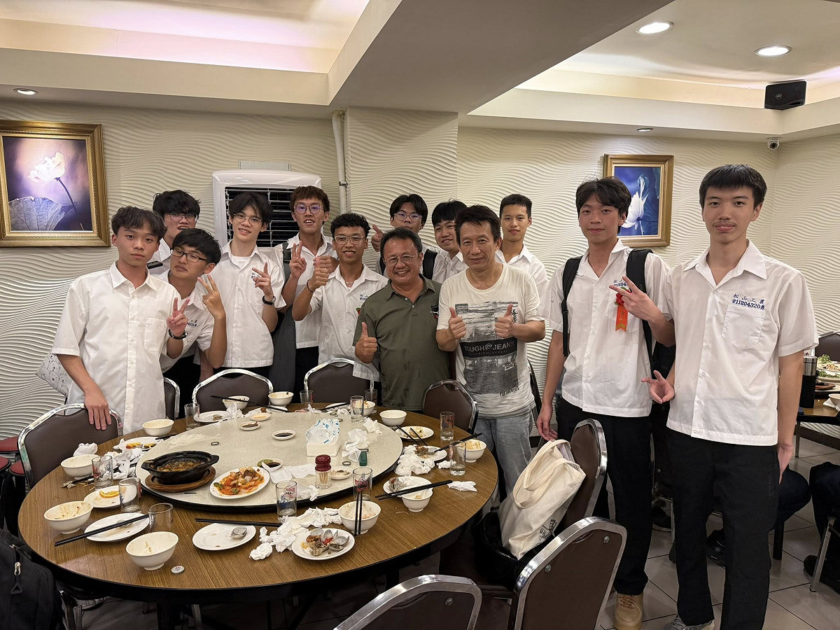 郭子乾與沈伯洋很搶手，連隔壁桌的松山工農學生都搶著合照。 圖：賴坤成臉書