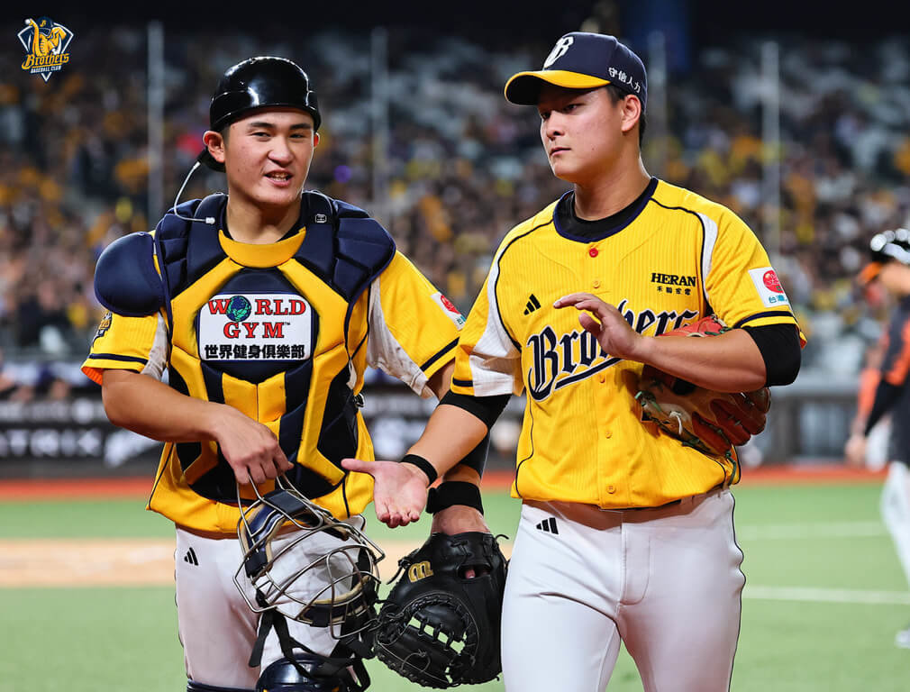 中華職棒中信兄弟隊21歲捕手陳九登（左）進入職棒第2年，5月升上一軍後，至今累積3次先發出賽，短短時間就要適應一軍強度，還是會緊張。（中信兄弟隊提供）中央社記者蘇志畬傳真　115年6月4日