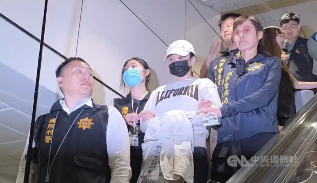被稱為「太陽花女王」的劉喬安（左3）涉犯毒品等案遭通緝，潛逃美國多年，2025年1月在美被捕，4日晚間被押解返台。中央社記者葉臻攝　115年6月4日