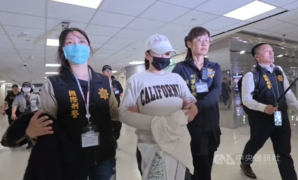 過去因參與太陽花運動而有「太陽花女王」之稱的劉喬安（前左2）涉犯毒品、詐欺等案遭通緝，潛逃美國後於2025年1月落網，4日晚間被押解返台，全程不發一語。中央社記者葉臻攝　115年6月4日