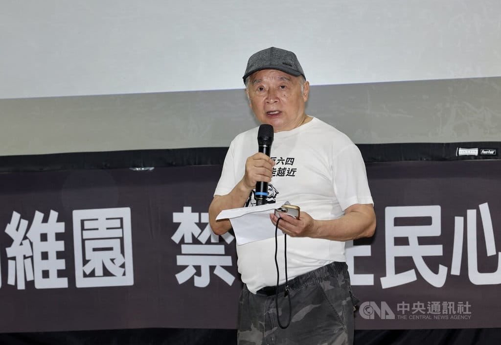 在台港人4日晚間在台北228公園舉行六四燭光晚會，曾任香港區議會議員、中華博愛台港共融協會理事長徐百弟（圖）出席致詞，指中共兇殘已到天地不容地步。中央社記者張皓安攝　115年6月4日 圖：中央社提供