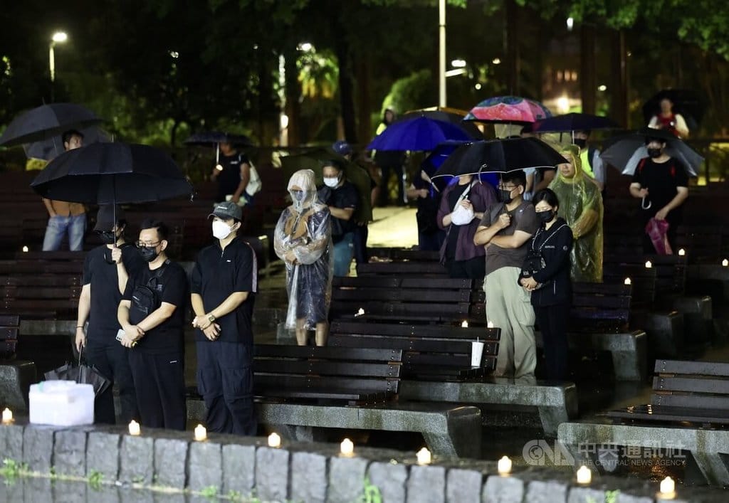 六四事件37週年，在台港人六四燭光晚會活動4日晚間在228公園登場，現場以燭光作為環境擺飾；儘管下雨，仍有約60至70人到場，氣氛凝重。中央社記者張皓安攝　115年6月4日 圖：中央社提供