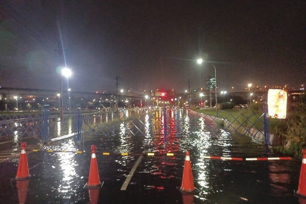 新北市4日大雨狂灌，造成多處積淹水，晚間隨雨勢漸歇，大多積淹水都陸續退去。圖為二重疏洪道一度淹水封閉。（新北市水利局提供）中央社記者王鴻國傳真　115年6月4日