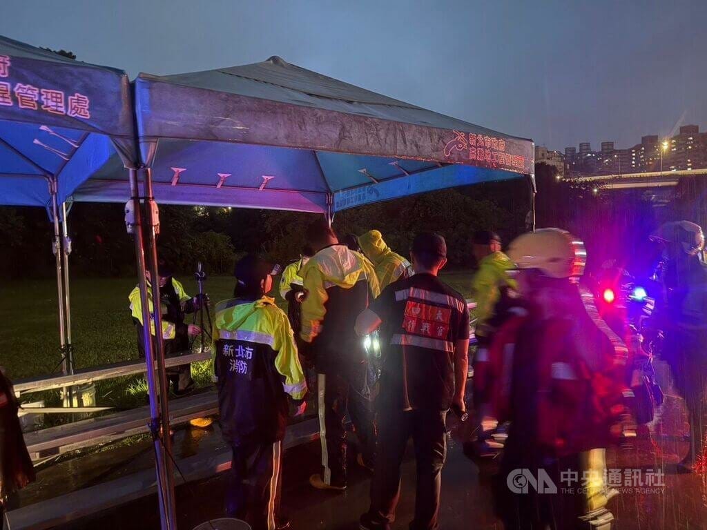 受強降雨影響，新北市有2名釣魚的男子4日晚間受困新店溪河堤旁沙洲。警方表示，經與消防隊員合力搜救後，兩人已經平安脫困，皆未受傷。（翻攝畫面）中央社記者黃旭昇傳真　115年6月4日