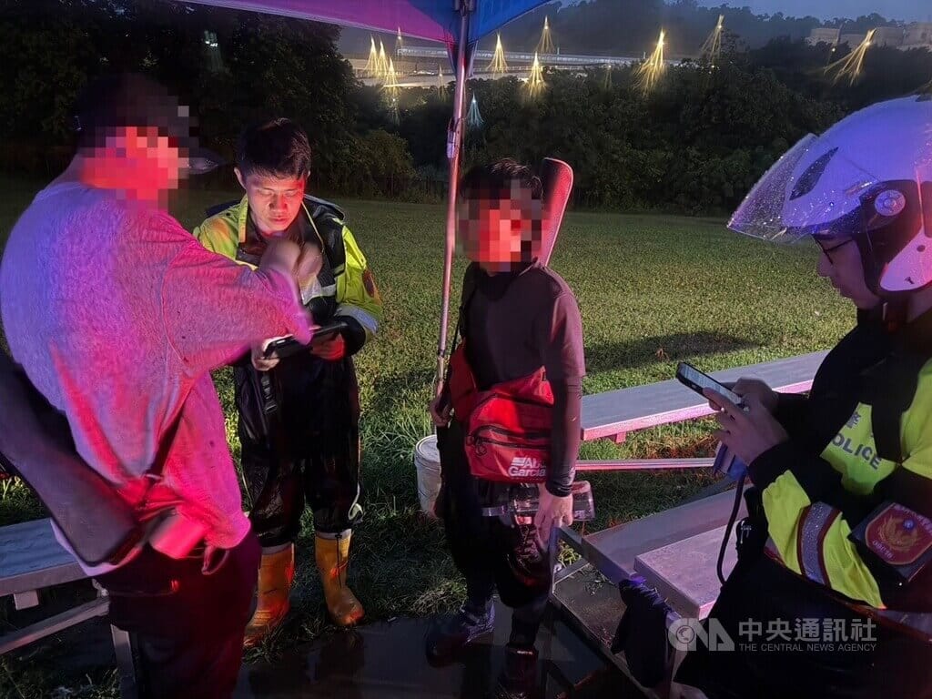 2名男子4日前往新店溪釣魚，受強降雨影響，晚間意外受困沙洲。消防隊員獲報馳援，從上游順流而下接觸到受困者、救出2人，所幸皆平安無傷。（翻攝畫面）中央社記者黃旭昇傳真　115年6月4日