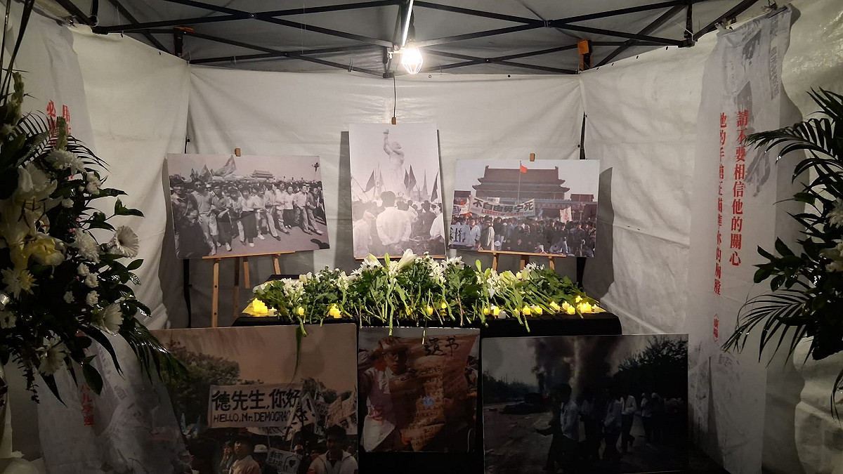 民眾在哀悼區獻花致意。 圖：陳文成基金會提供