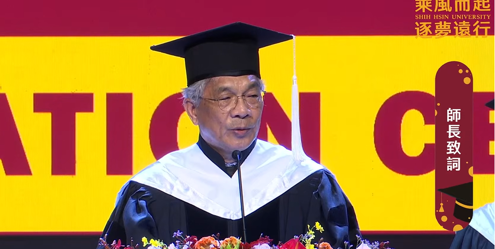 世新大學校長陳清河竟在台上表示若學生無法管理好自己，應趕快結束自己，引爆爭議。 圖：世新大學YT