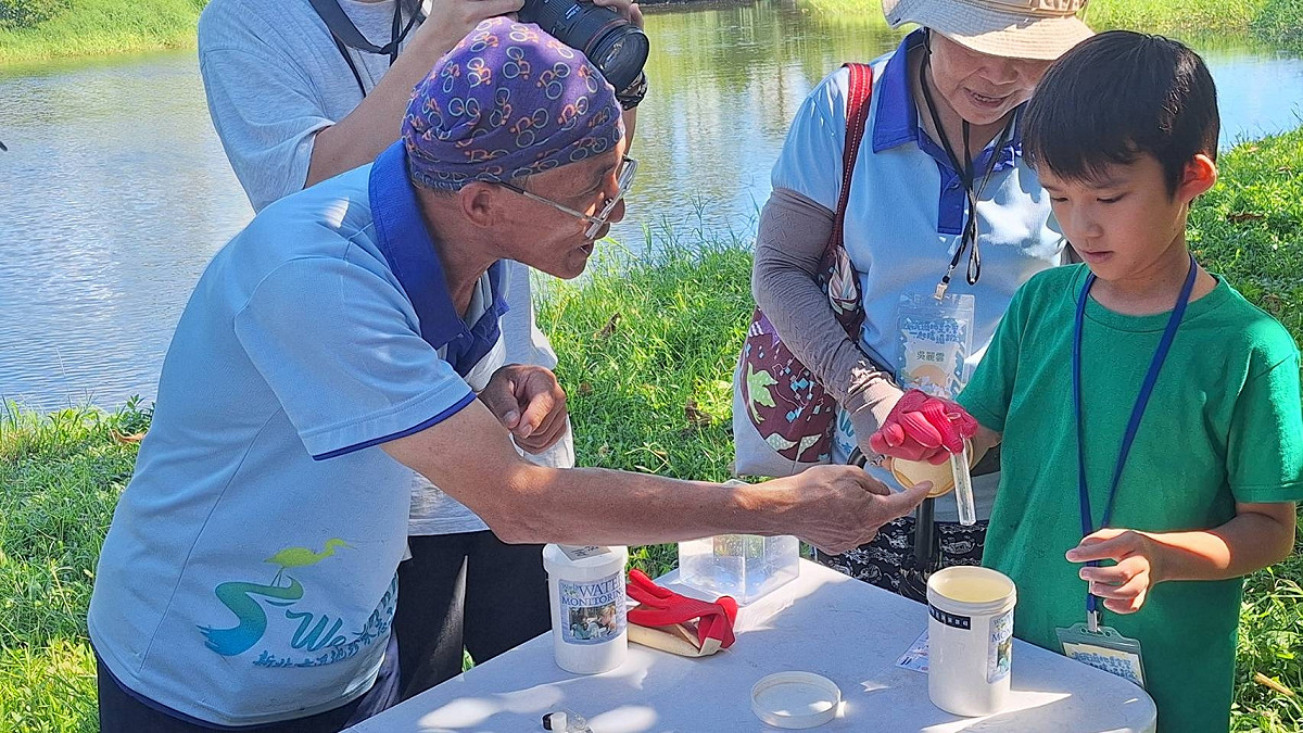 深入大漢溪人工濕地群，近距離觀察水鳥、昆蟲與濕地植物的共生生態。 圖：高灘地工程管理處／提供